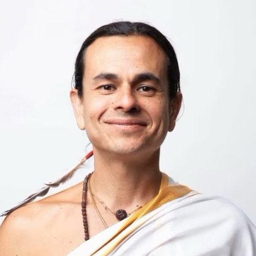 Jonas Masetti, professor de Vedanta e idealizador da Pequena Tribo, em traje tradicional branco