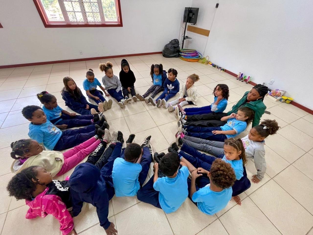 Crianças da Pequena Tribo em roda durante uma atividade em grupo